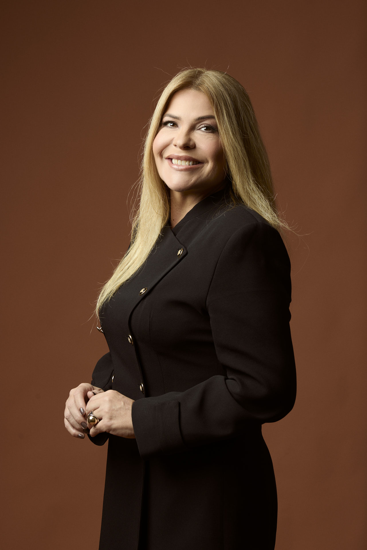 Carla Bittencourt sentada, em ambiente de trabalho