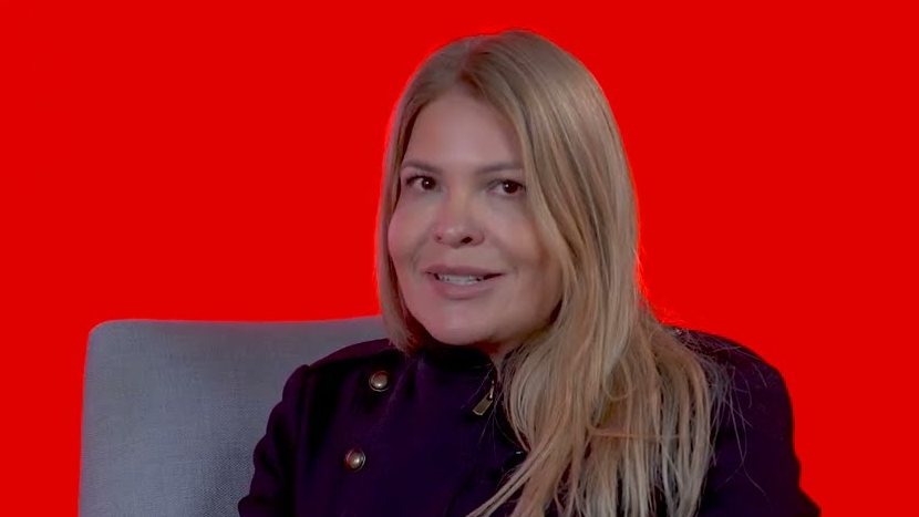 Carla Bittencourt durante a entrevista à CARAS